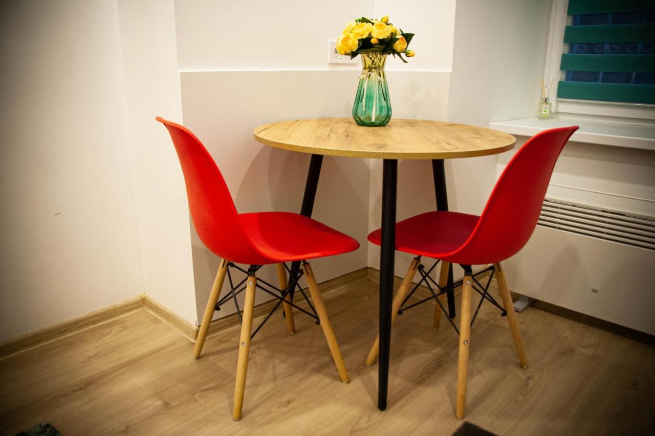 Світло Цілодобово Apartments In The City Center Lvov Exteriér fotografie